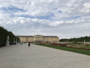 Η πίσω όψη του παλατιού με τους κήπους του.