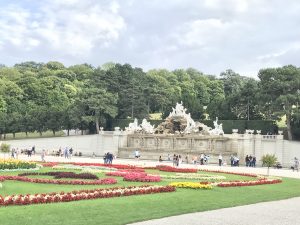 Το συντριβάνι που βρίσκεται στους κήπους του Παλατιού.