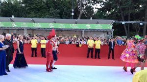 Life ball - κάποιοι από τους παρευρισκόμενους που κατευθύνονται προς το κεντρικό κτήριο