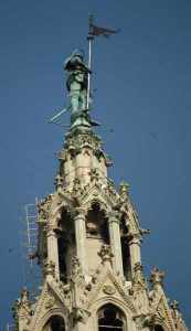 Το άγαλμα αυτό βρίσκεται στην κορυφή του τρούλου στο κεντρικό τμήμα